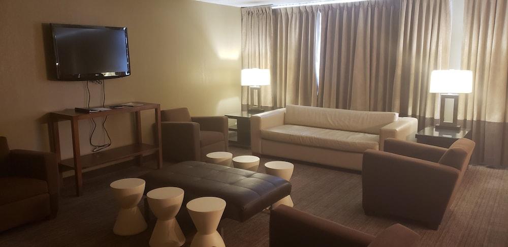 Отель Doubletree By Hilton St. Louis At Westport Мэриленд-Хайтс Экстерьер фото