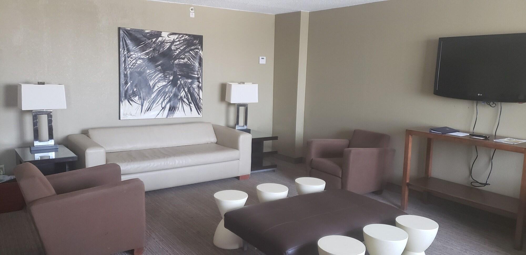 Отель Doubletree By Hilton St. Louis At Westport Мэриленд-Хайтс Экстерьер фото
