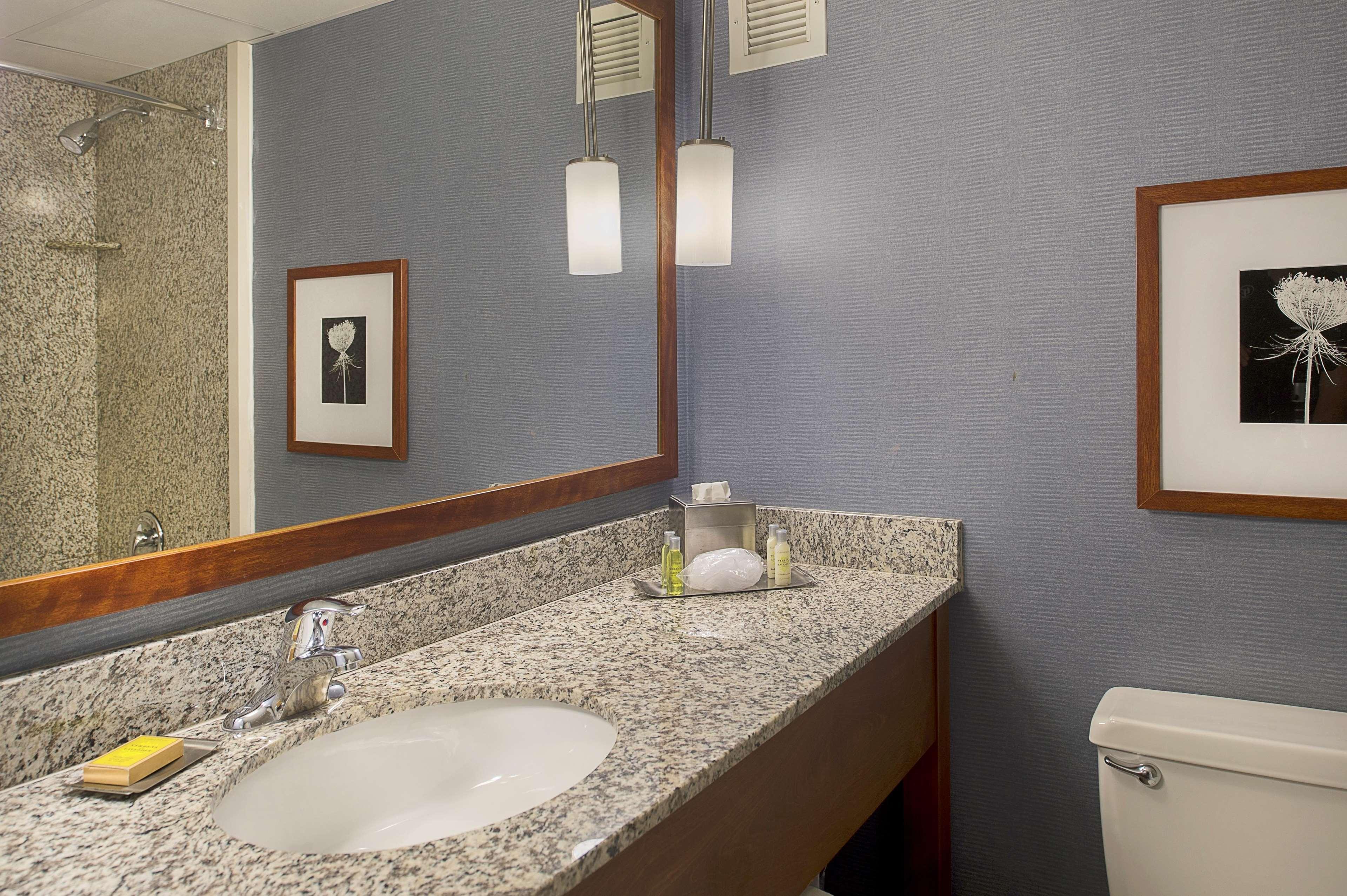 Отель Doubletree By Hilton St. Louis At Westport Мэриленд-Хайтс Экстерьер фото