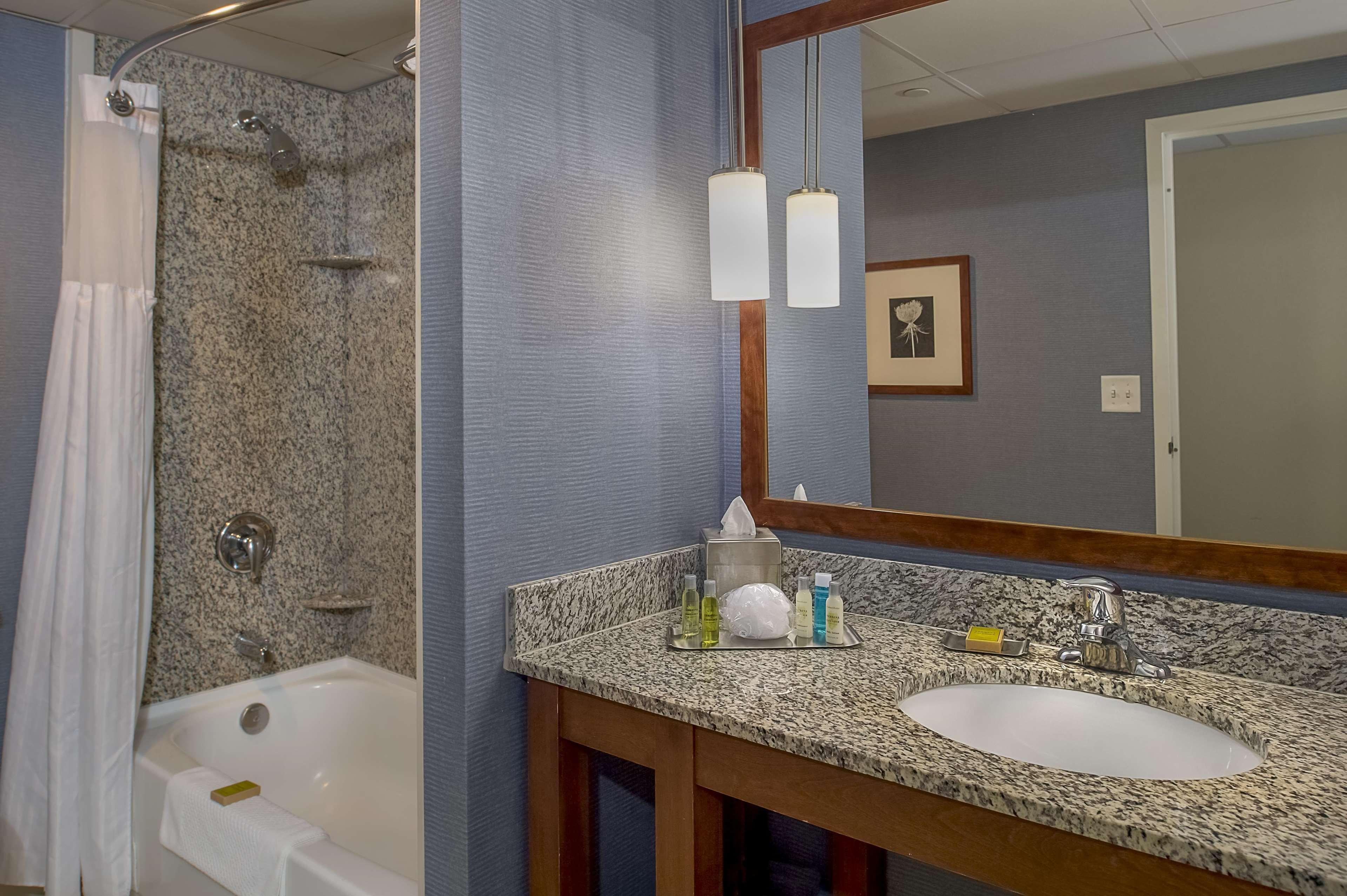 Отель Doubletree By Hilton St. Louis At Westport Мэриленд-Хайтс Экстерьер фото