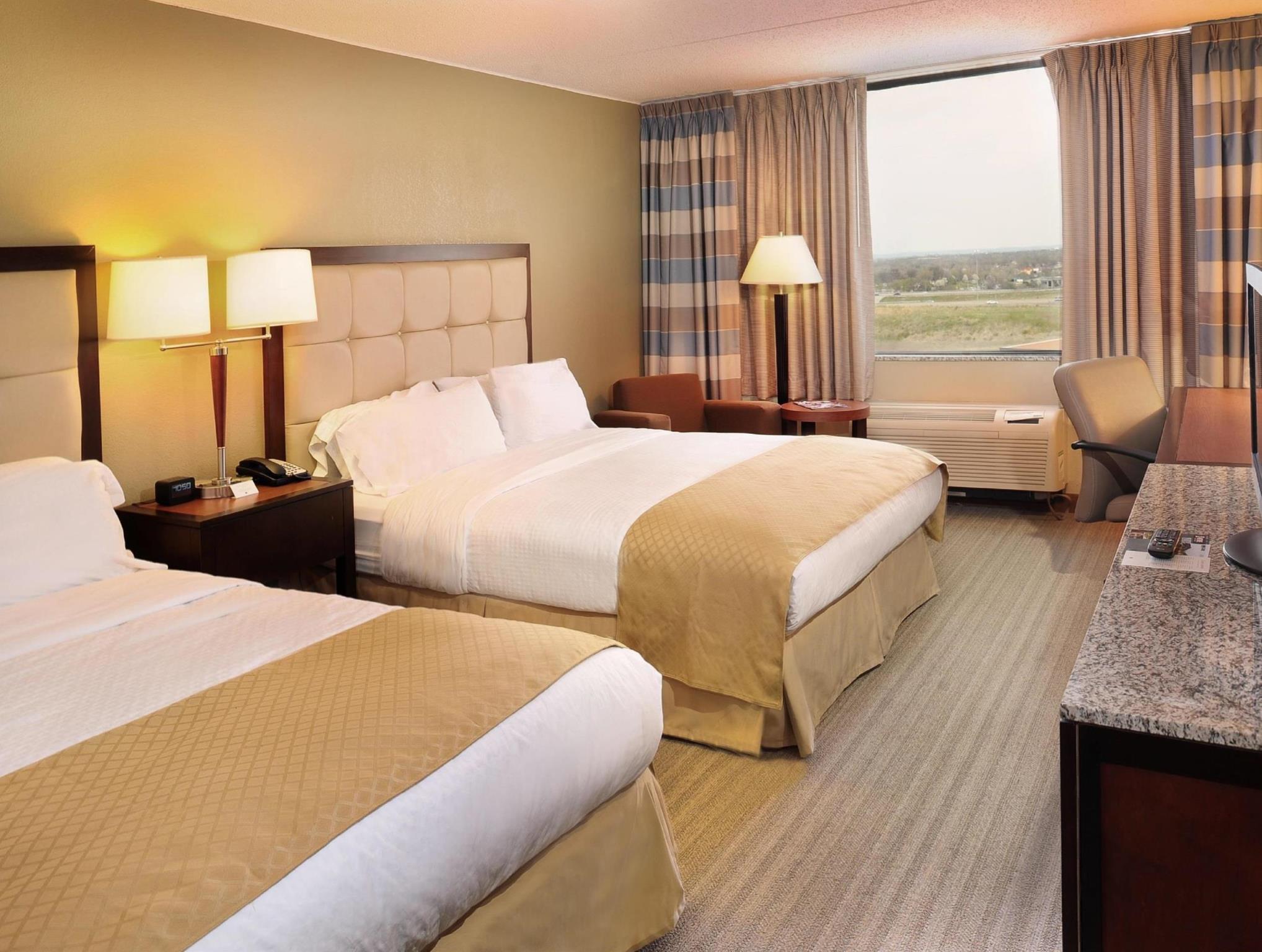 Отель Doubletree By Hilton St. Louis At Westport Мэриленд-Хайтс Экстерьер фото