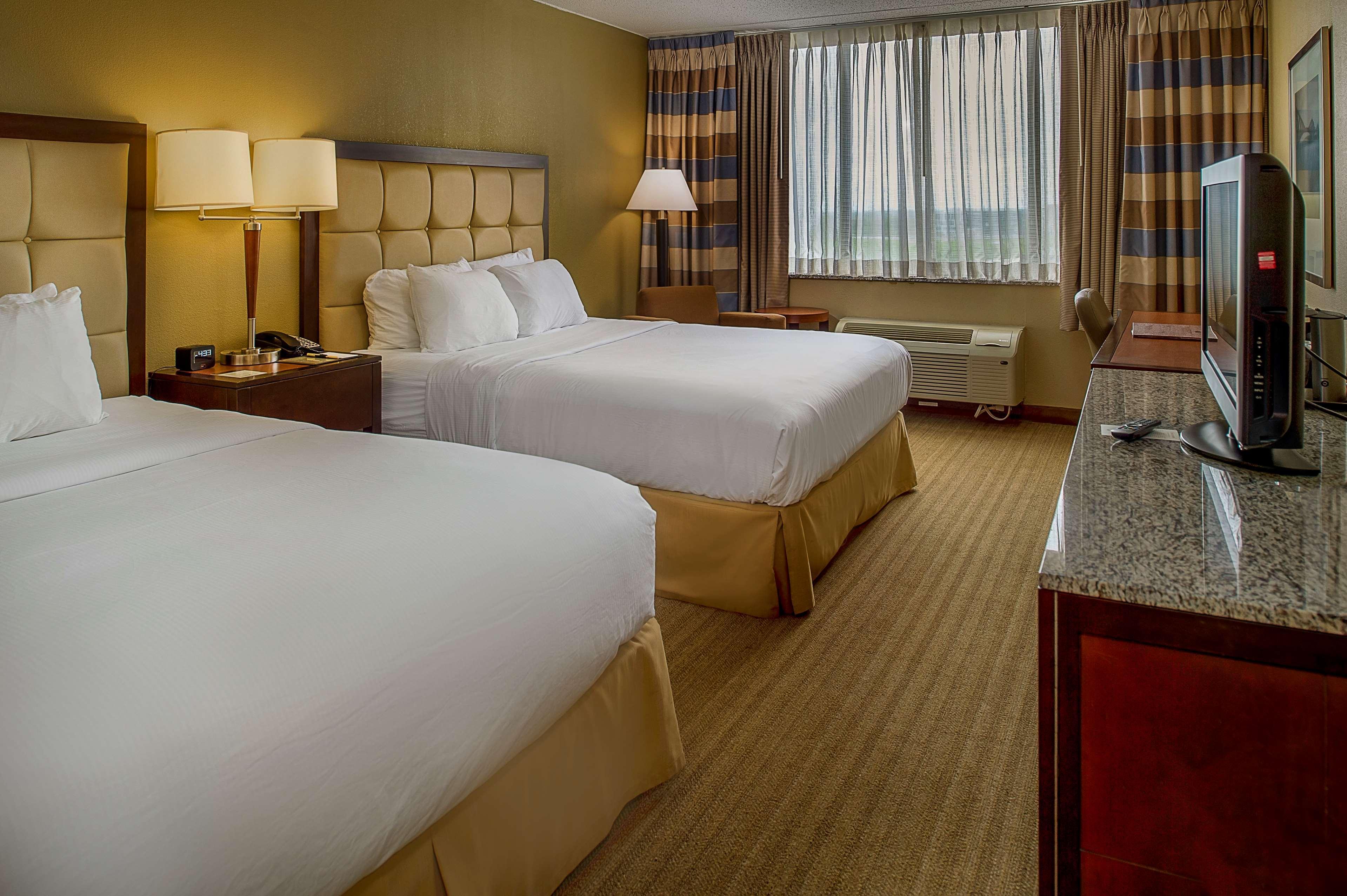 Отель Doubletree By Hilton St. Louis At Westport Мэриленд-Хайтс Экстерьер фото
