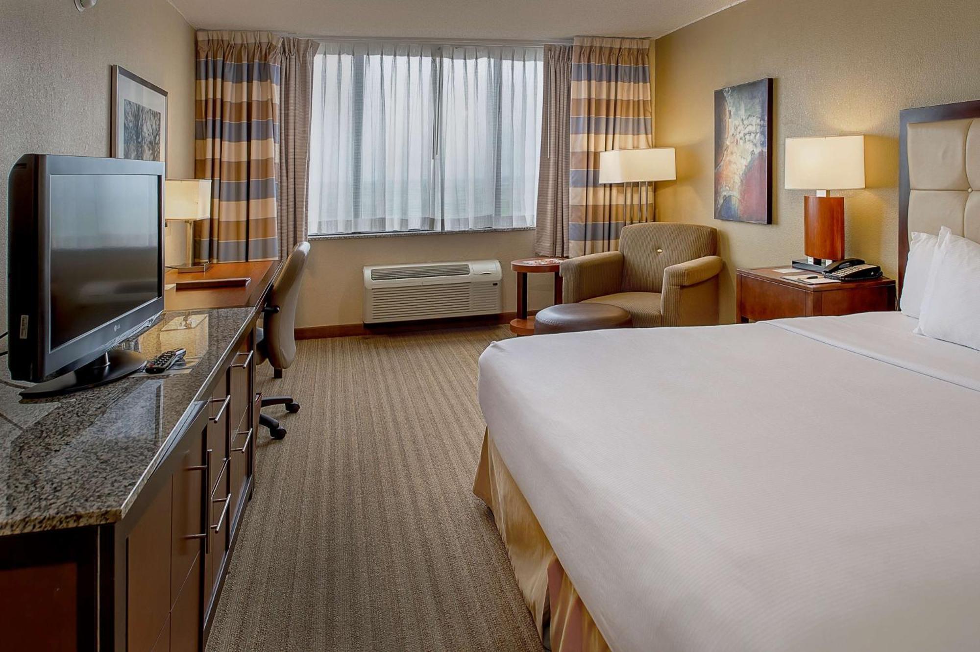 Отель Doubletree By Hilton St. Louis At Westport Мэриленд-Хайтс Экстерьер фото