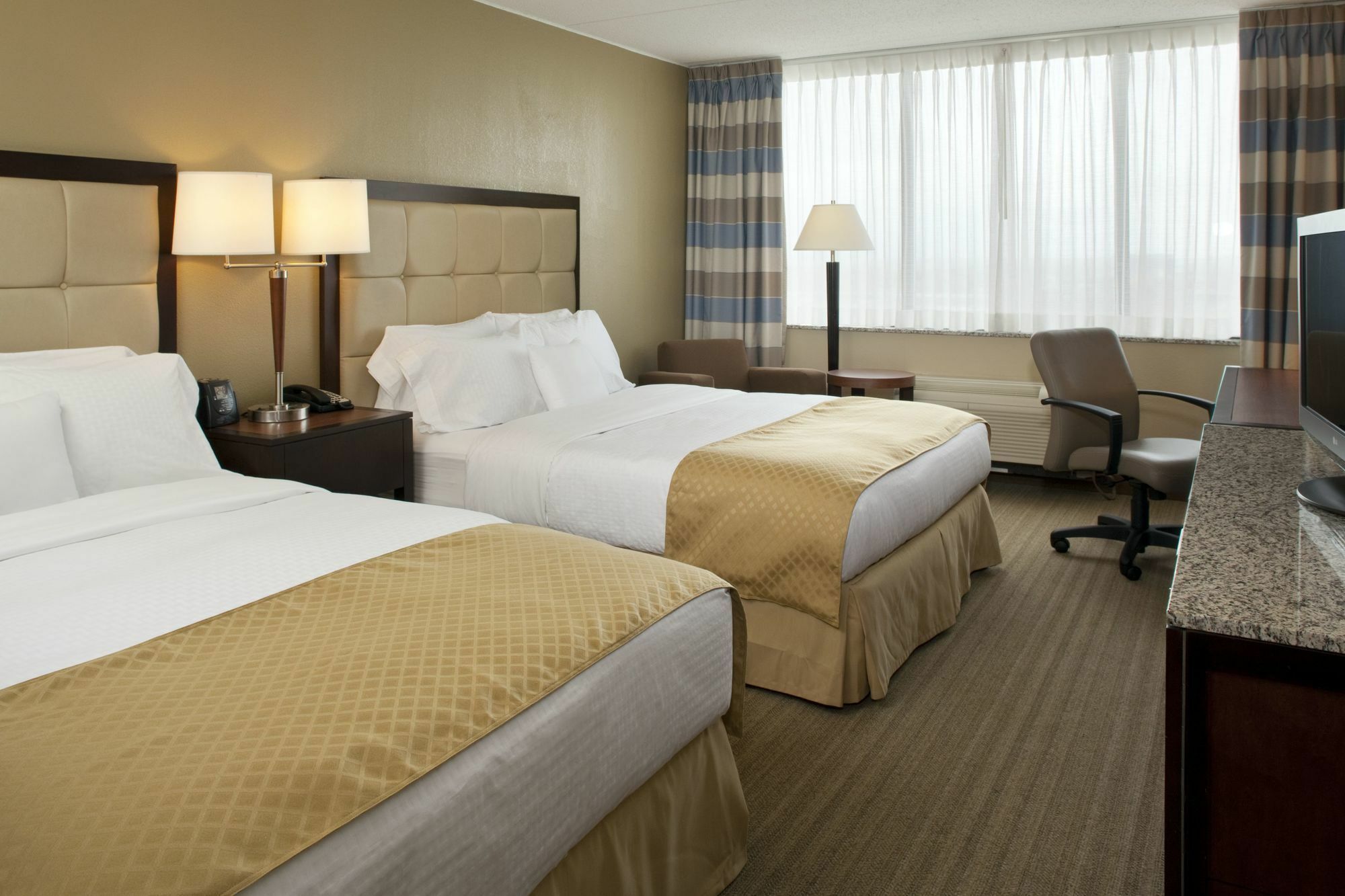 Отель Doubletree By Hilton St. Louis At Westport Мэриленд-Хайтс Экстерьер фото